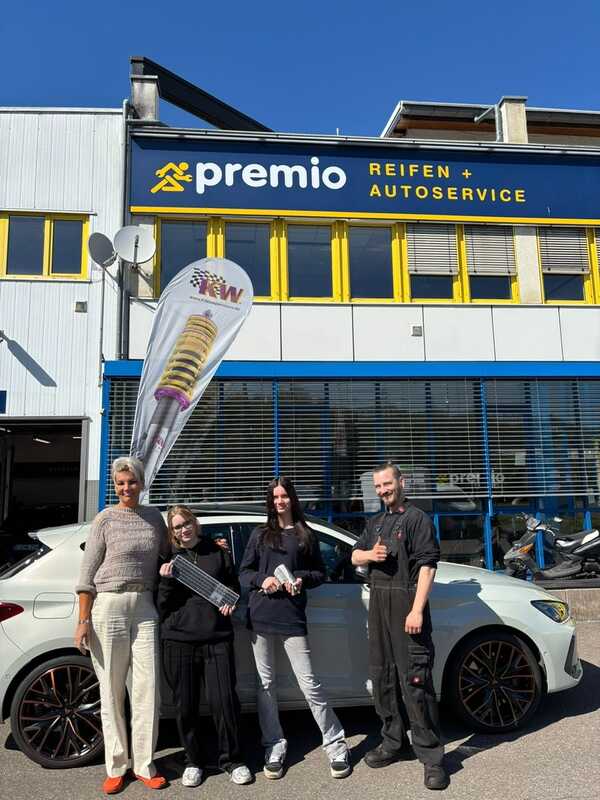 Svenja und Skyler hatten viel Freude bei der Firma Premio Reifen + Autoservice Blessing Automobile GmbH in Deizisau 